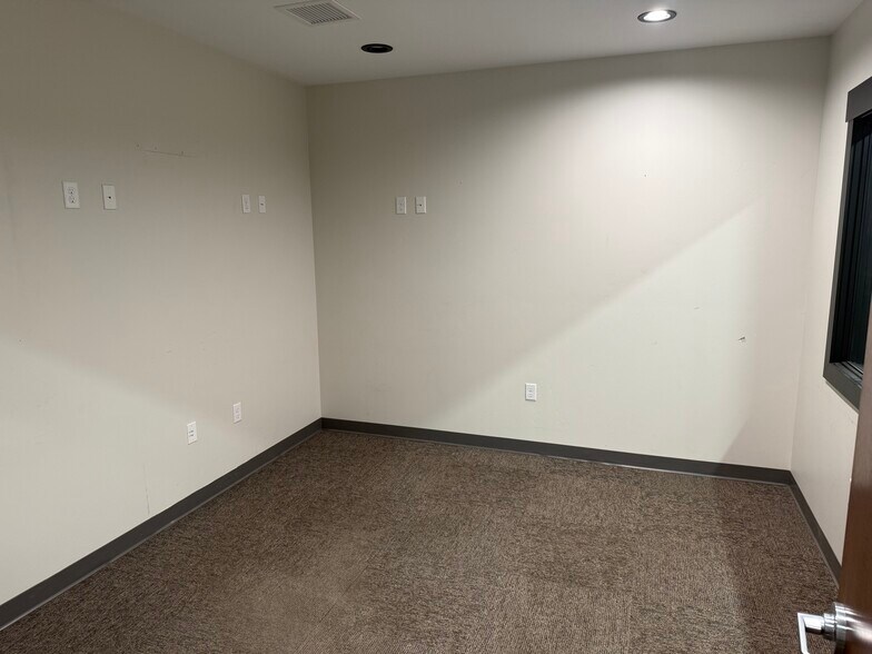 More Photos Of 3801 W Riverbend Ave, Post Falls Office For Sale
