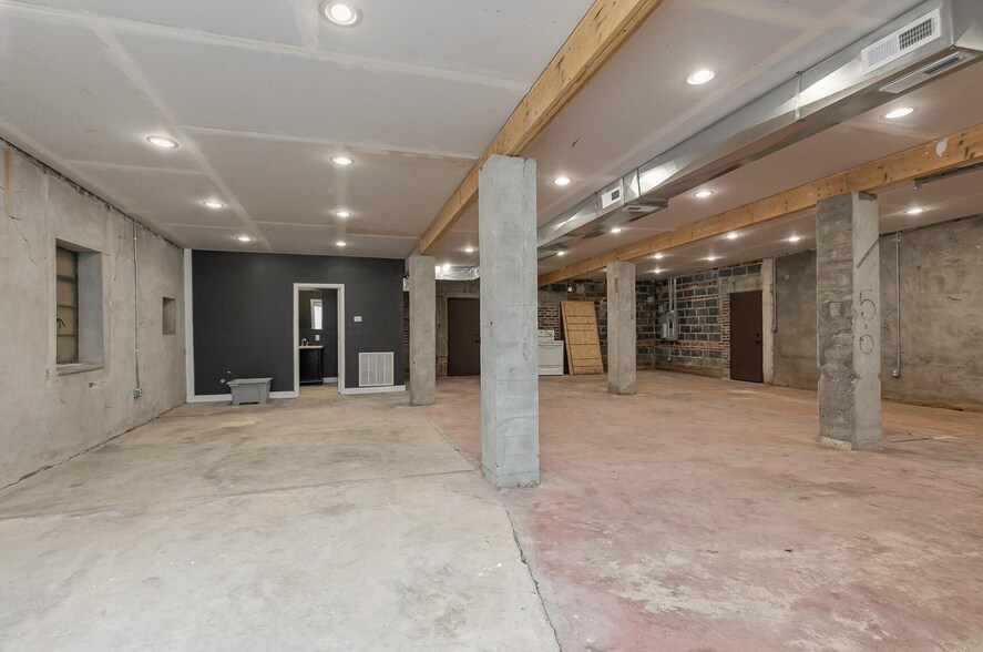 More Photos Of 1302 E Blaine St, Springfield Flex For Lease