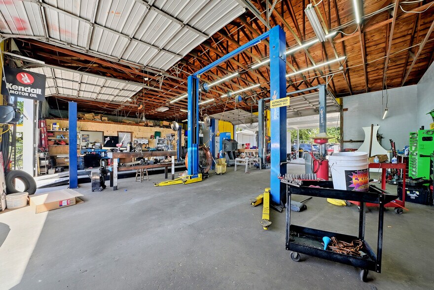 More Photos Of 17426 US Highway 19, Hudson Service For Sale