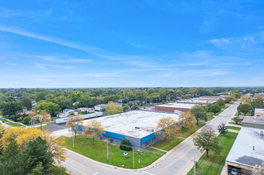 More Photos Of 3401-3411 Commercial Ave, Northbrook Warehouse For Sale