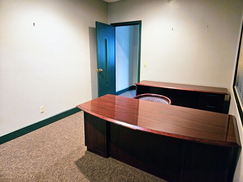 More Photos Of 113 W Public Sq, Glasgow Office For Sale