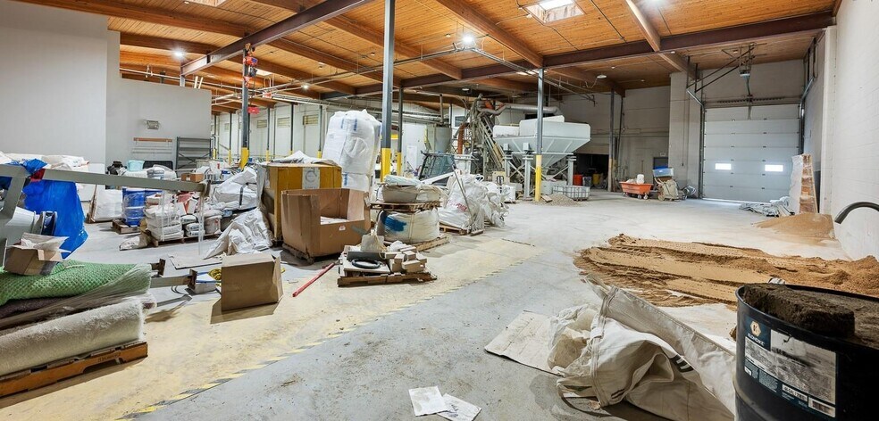 More Photos Of 461 Athabasca St E, Moose Jaw Warehouse For Lease