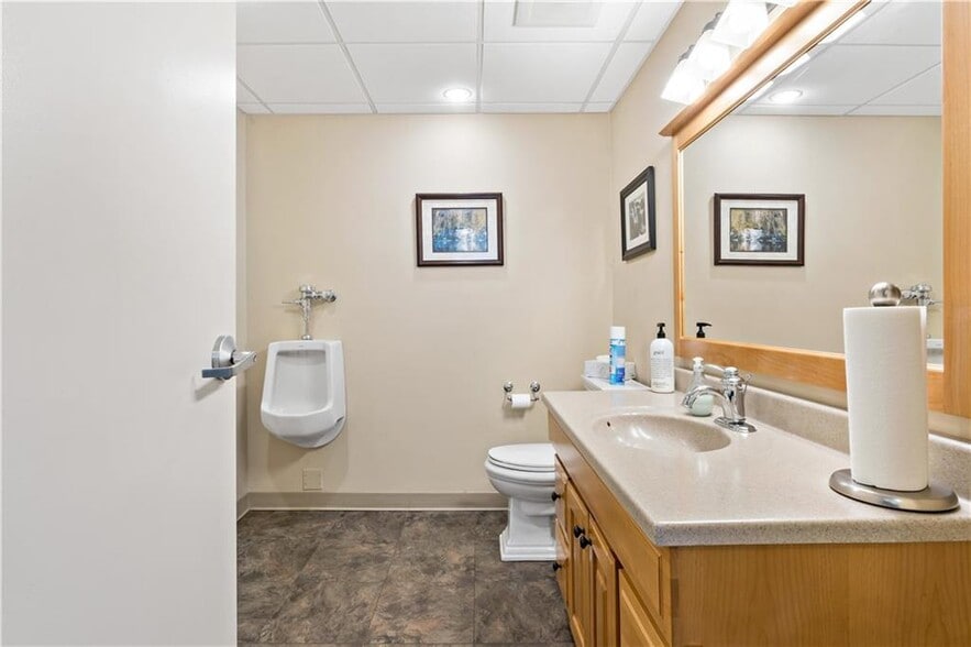 More Photos Of 36 Oxford St, Providence Flex For Sale