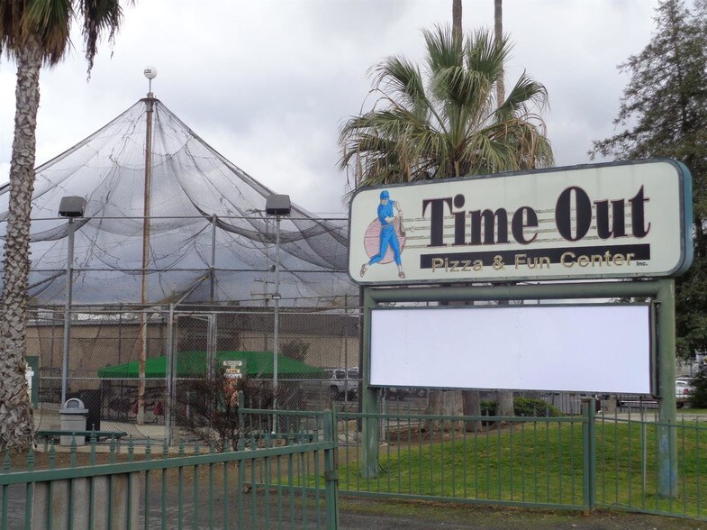 More Photos Of 110 N Mooney Blvd, Tulare Amusement Park For Lease
