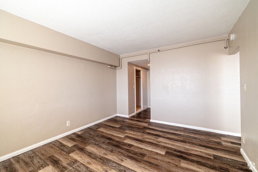 More Photos Of 17 E 2nd Ave, Hutchinson Apartments For Lease