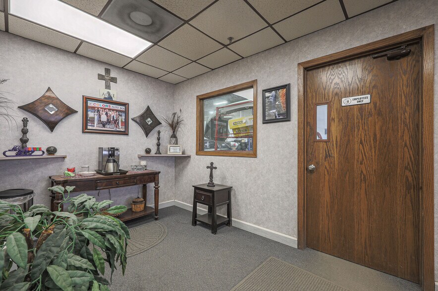 More Photos Of 2005-2007 W 103rd Ter, Leawood Service For Sale