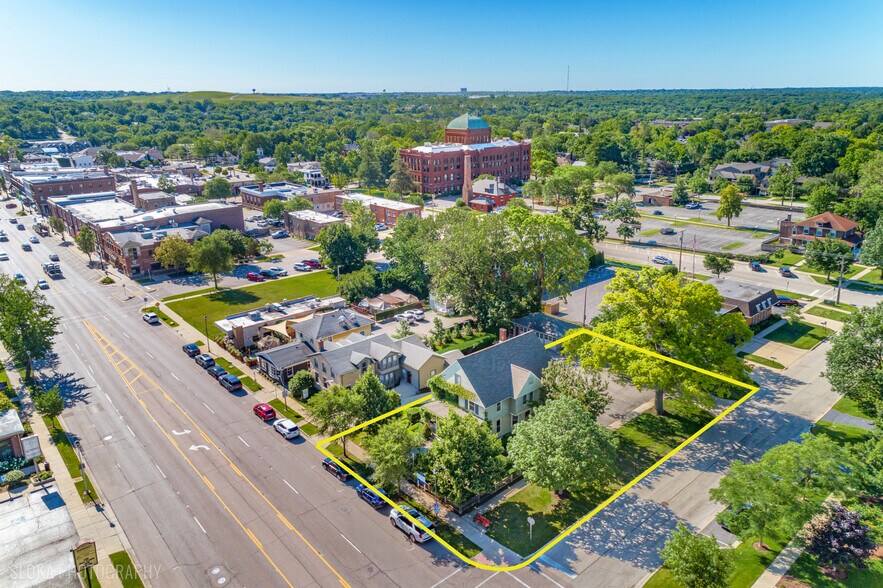 More Photos Of 428 W State St, Geneva Freestanding For Sale