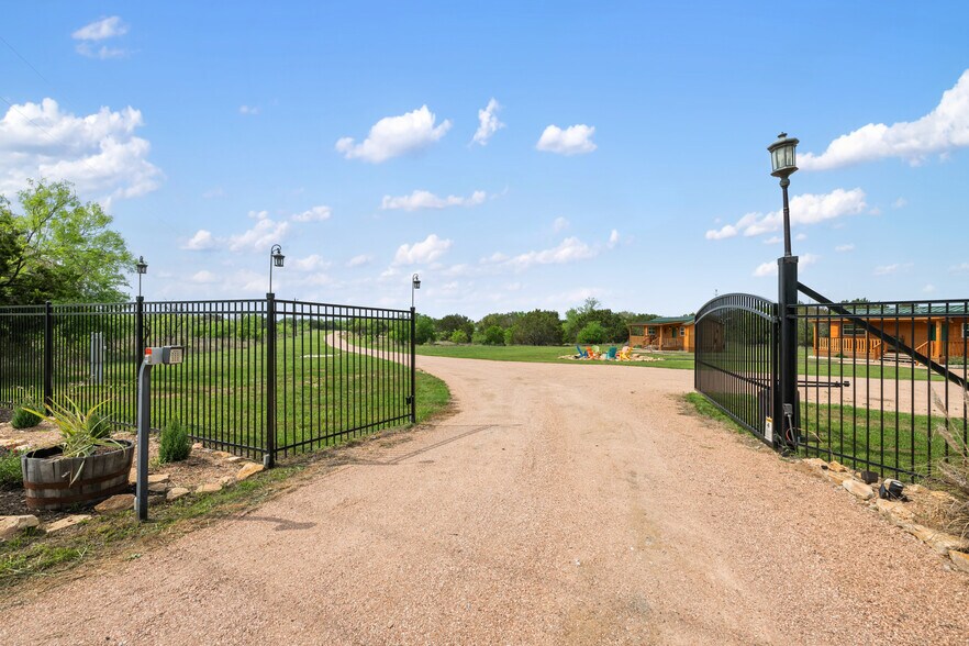 More Photos Of 212 Co 413 rd, Spicewood Hotel For Sale
