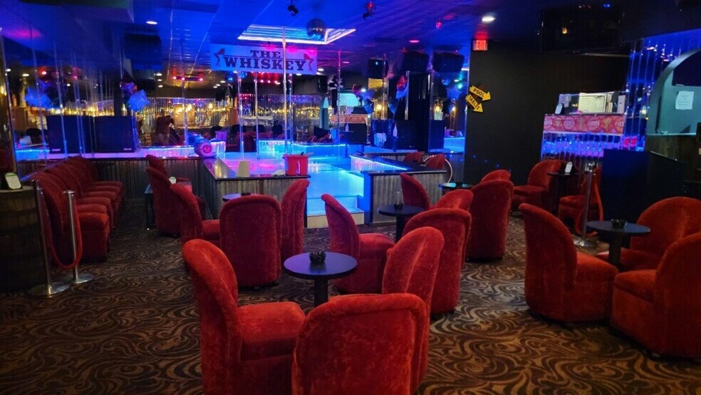 More Photos Of 8556 Park Blvd, Seminole Sports And Entertainment For Sale