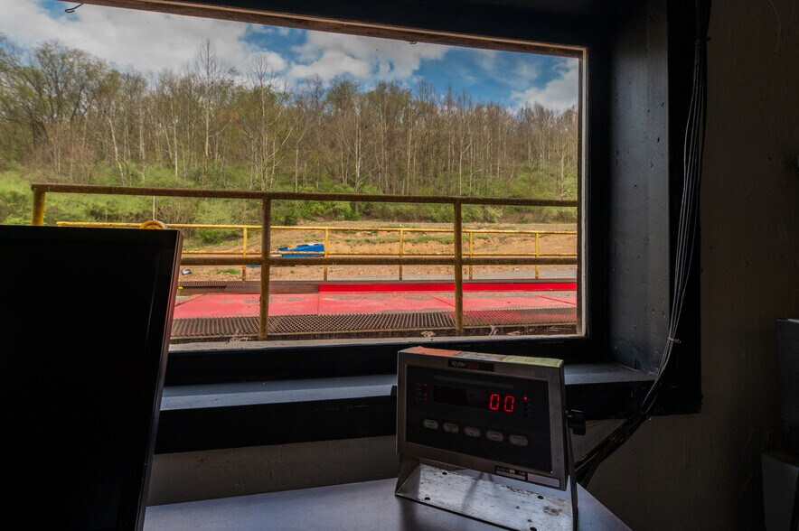 More Photos Of 708 Hawk hwy, Lost Creek Warehouse For Sale