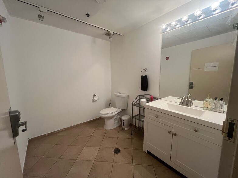 More Photos Of 325 N Desplaines St, Chicago Office For Sale
