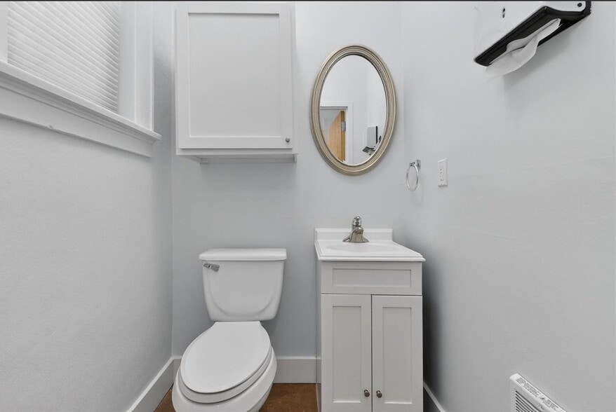 More Photos Of 3721 S Kingshighway Blvd, Saint Louis Office For Lease