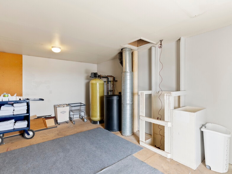 More Photos Of 307 S Main St, Huntington Hotel For Sale