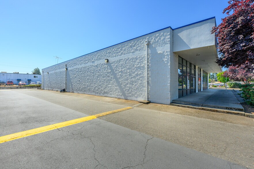 More Photos Of 1580 Mount Hood Ave, Woodburn Department Store For Lease