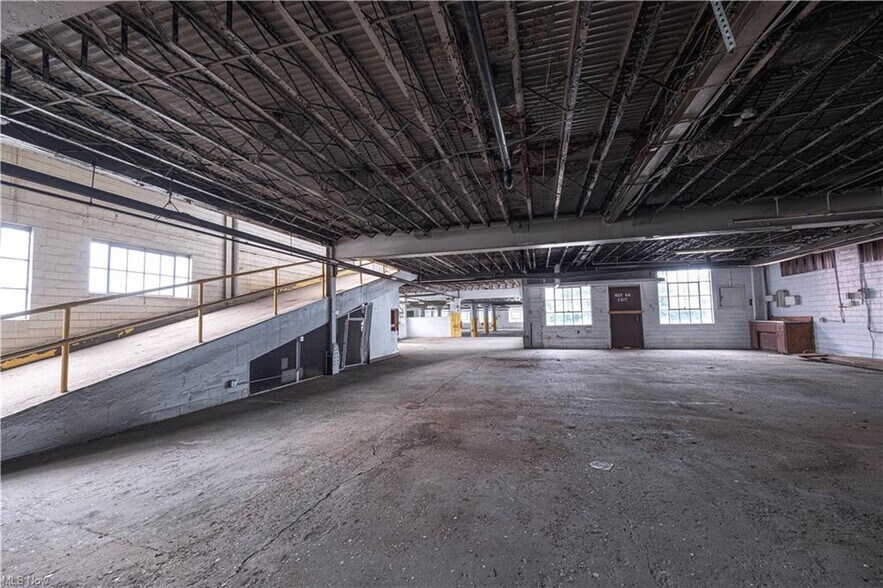 More Photos Of 1439 Sunset Blvd, Steubenville Light Manufacturing For Sale