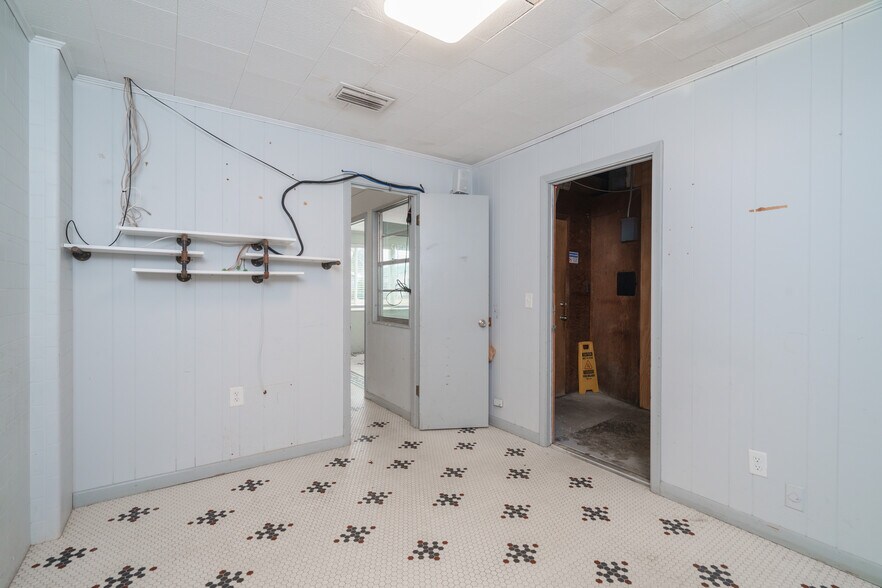 More Photos Of 1919 Drummond Ave, Panama City Distribution For Lease