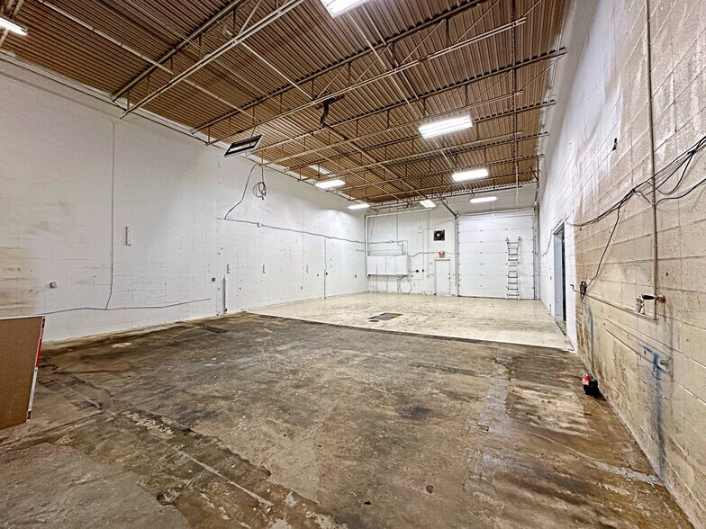 More Photos Of 8127 Fraser Av, Fort McMurray Service For Lease