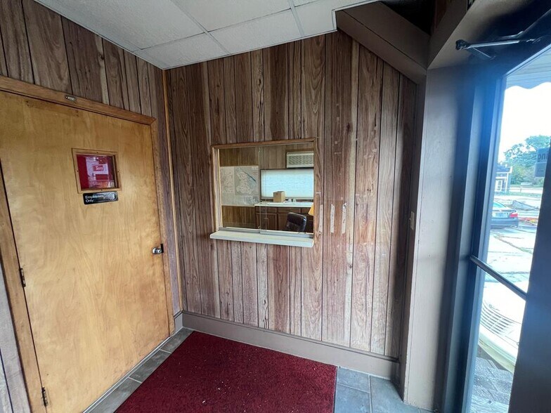 More Photos Of 1107 Reynolds Ave, Greenwood Industrial For Sale