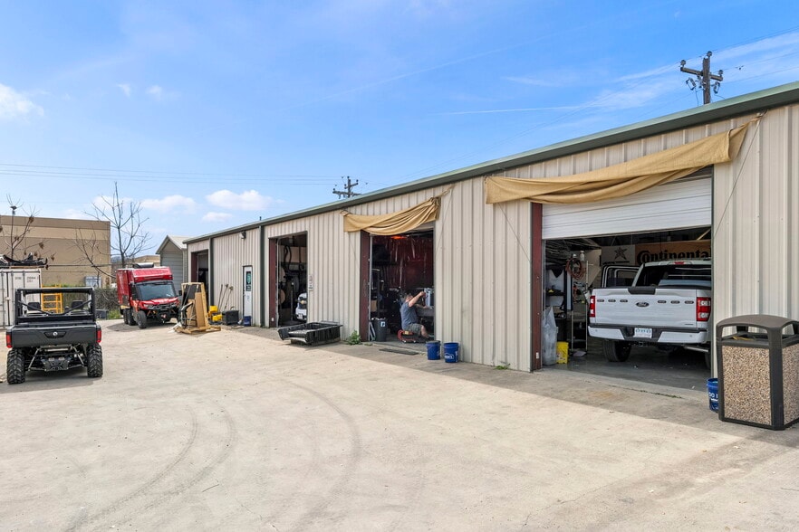 More Photos Of 108 Commercial Pl, Schertz Warehouse For Sale