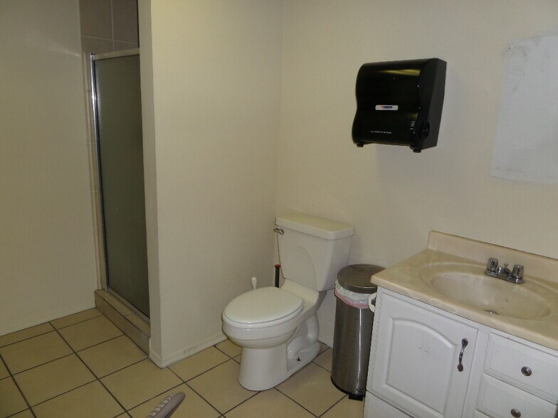 More Photos Of 2602 W Holly St, Phoenix Warehouse For Lease