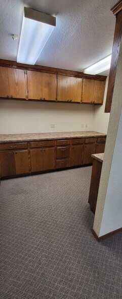 More Photos Of 813 E Darrow St, Shawnee Office For Lease