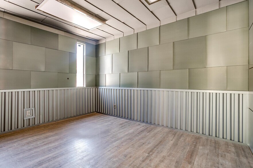 More Photos Of 117 Roberts Cut Off Rd, Fort Worth Warehouse For Sale