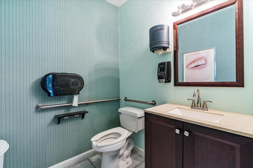 More Photos Of 7733 W Newberry Rd, Gainesville Office For Sale