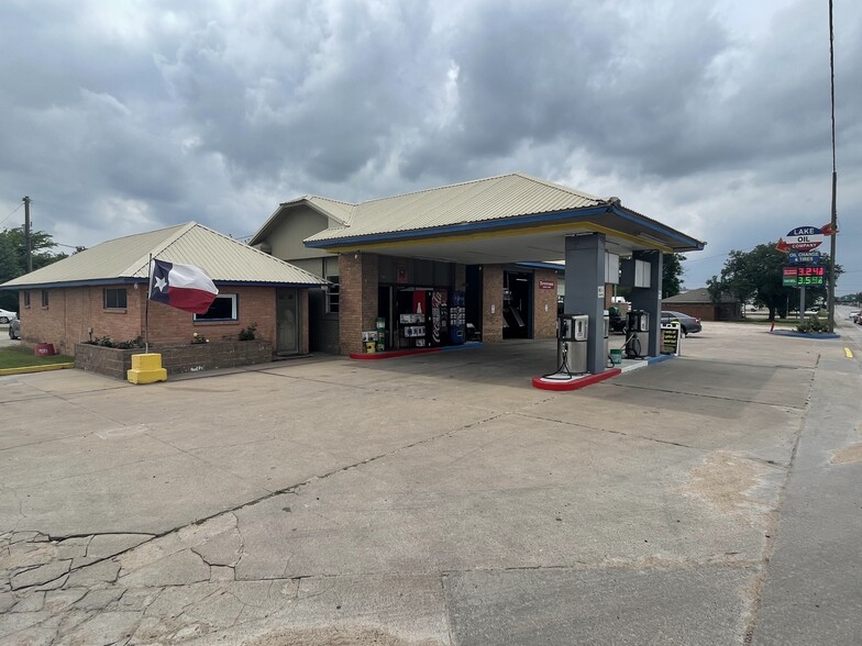 Primary Photo Of 917 E Main St, Eagle Lake Service Station For Lease