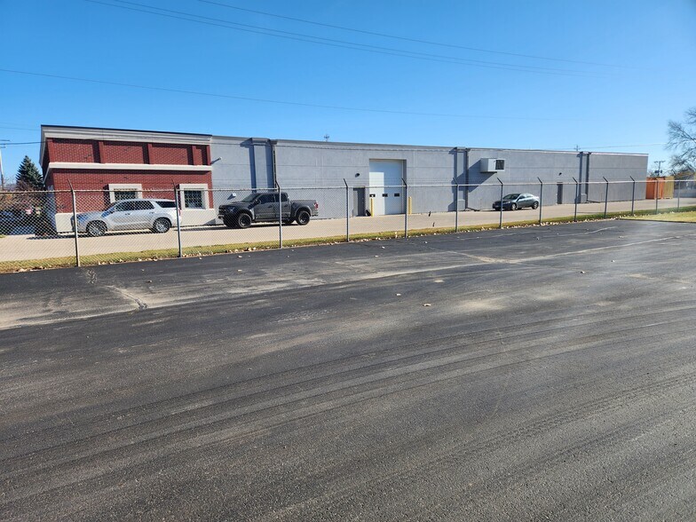 More Photos Of 511 E Centralia St, Elkhorn Manufacturing For Lease
