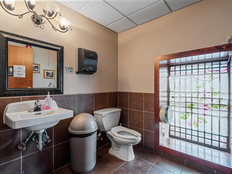 More Photos Of 1495 Farmington Ave, Pottstown General Retail For Sale