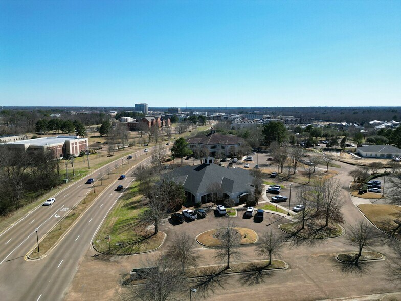 More Photos Of 601 Crescent Blvd, Madison Office For Lease