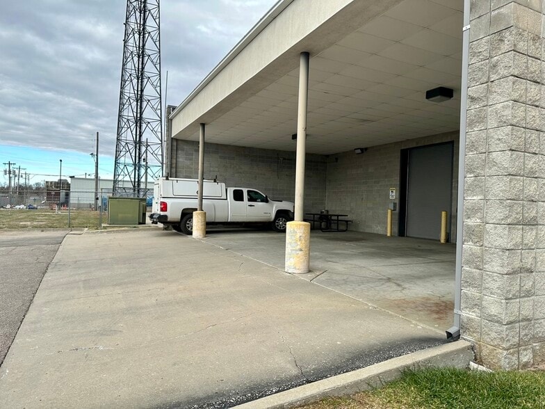 More Photos Of 2121 SW Chelsea Dr, Topeka Flex For Sale