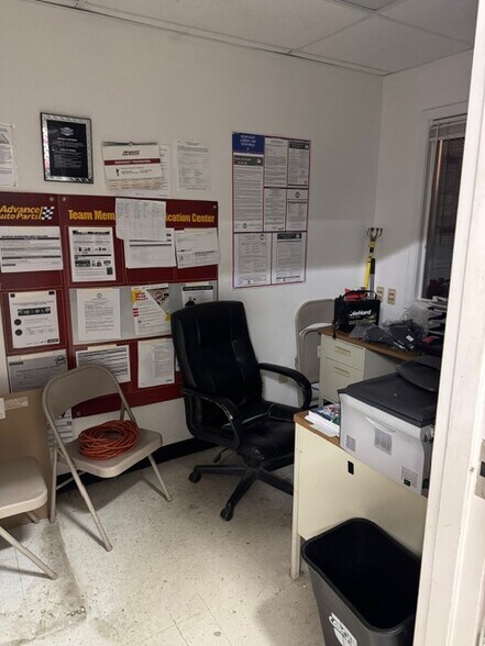 More Photos Of 2500 Plantside Dr, Louisville Auto Repair For Lease