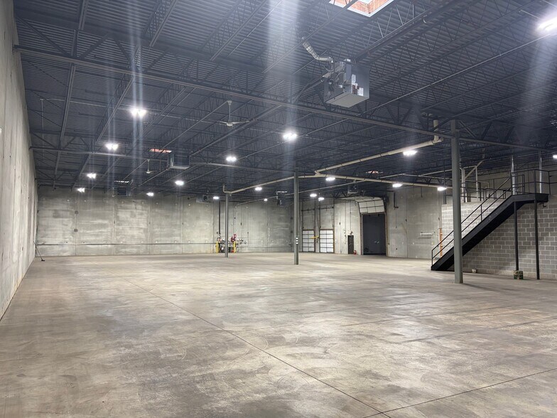 More Photos Of 1275 Kyle Ct, Wauconda Distribution For Lease