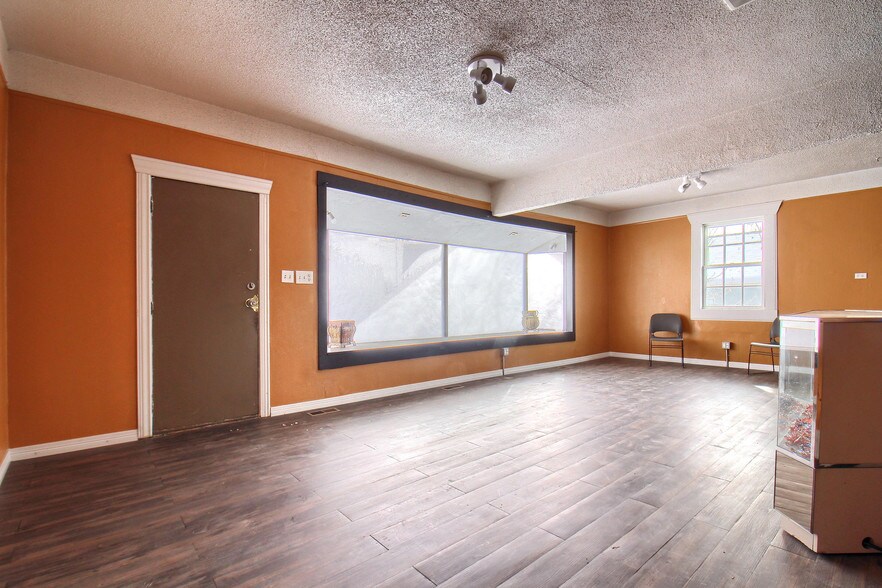 More Photos Of 2555 Sheridan Blvd, Edgewater Storefront Retail Office For Sale