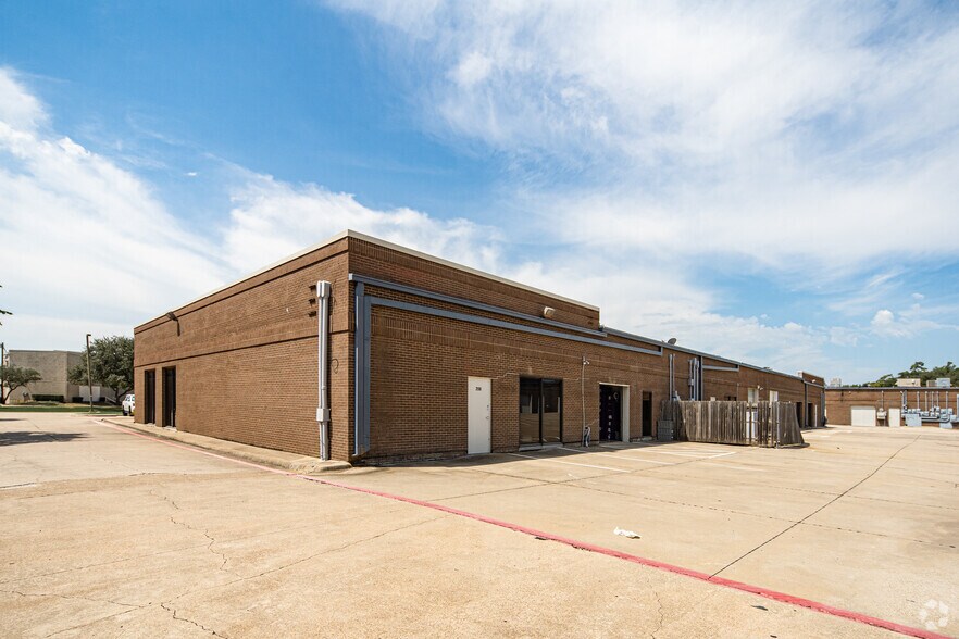 More Photos Of 1313 Valwood Pky, Carrollton Unknown For Lease