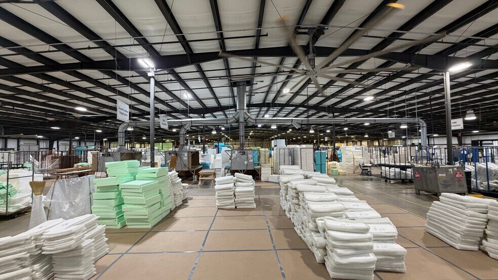 More Photos Of 370 Henry Southern Dr, Pontotoc Distribution For Lease
