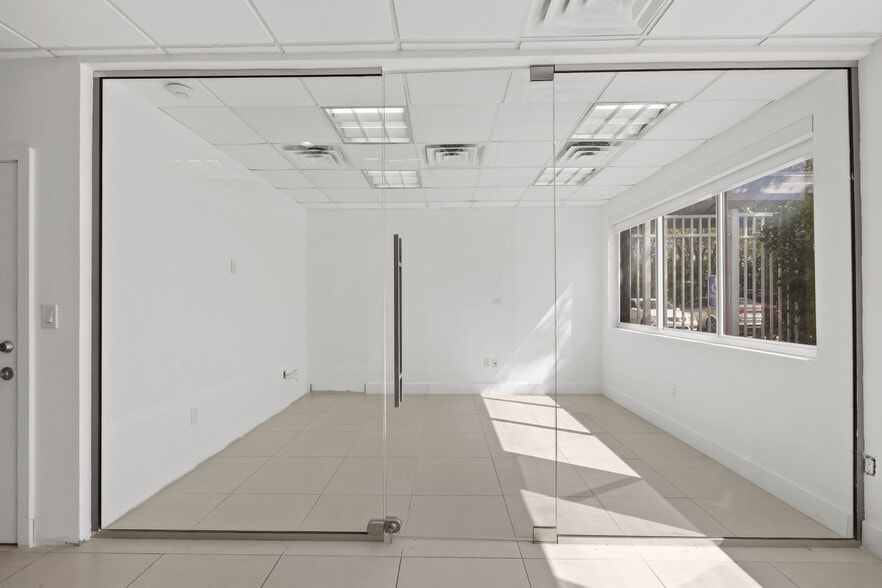 More Photos Of 335 Ne 61st St, Miami Flex For Lease