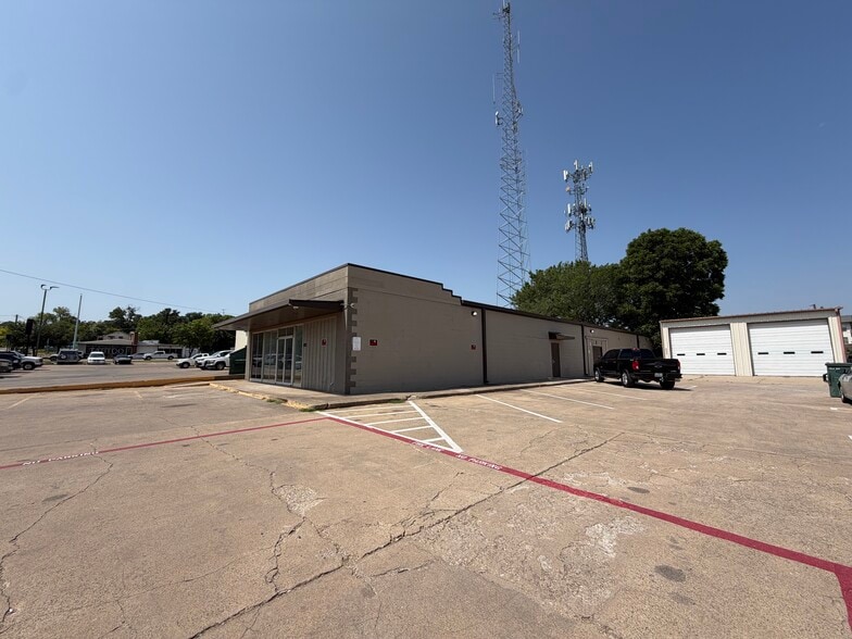 More Photos Of 800 S Locust St, Denton Storefront Retail Office For Lease