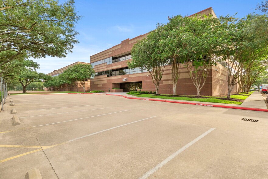 More Photos Of 1601 Industrial Blvd, Sugar Land Medical For Lease