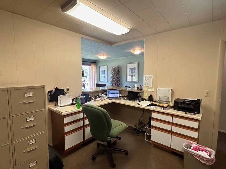 More Photos Of 1320 Granville Rd, Newark Medical For Sale