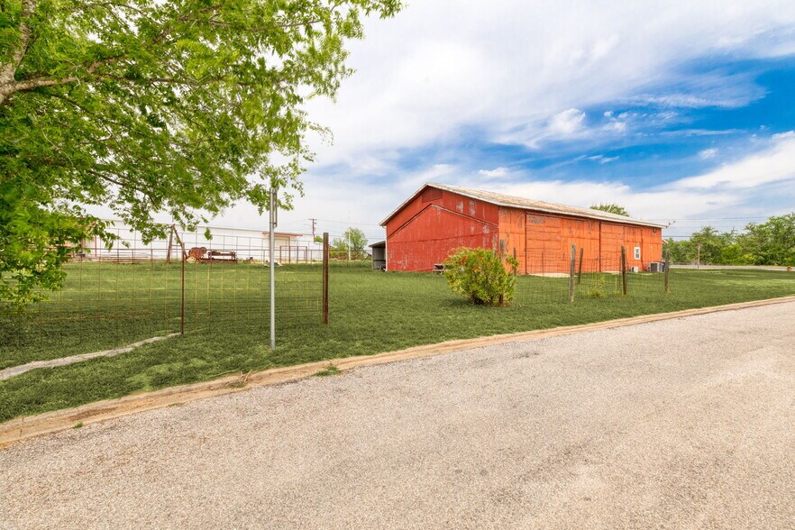 More Photos Of 805 N Magnolia Ave, Luling Flex For Sale