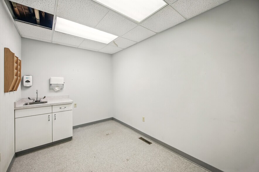 More Photos Of 2000 Green St, Farrell Medical For Sale