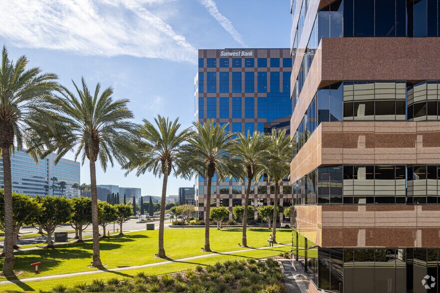 More Photos Of 2040 Main St, Irvine Unknown For Lease