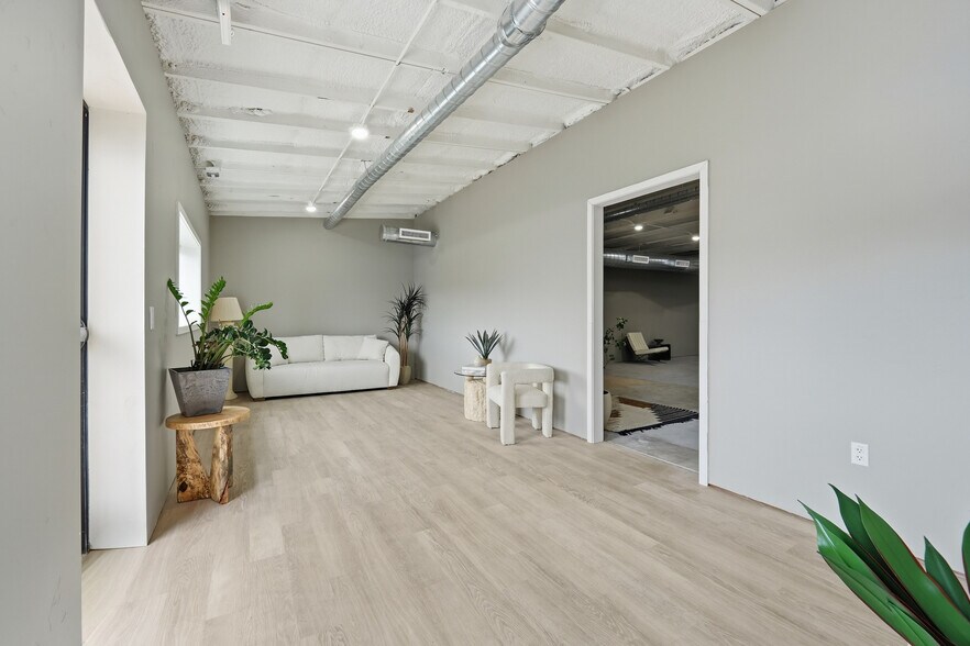 More Photos Of 104-108 W 31st St, Garden City Light Manufacturing For Sale