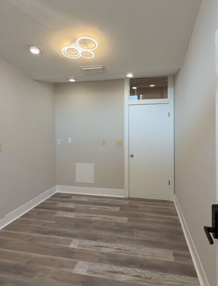 More Photos Of 1126 Cesery Blvd, Jacksonville Veterinarian Kennel For Lease