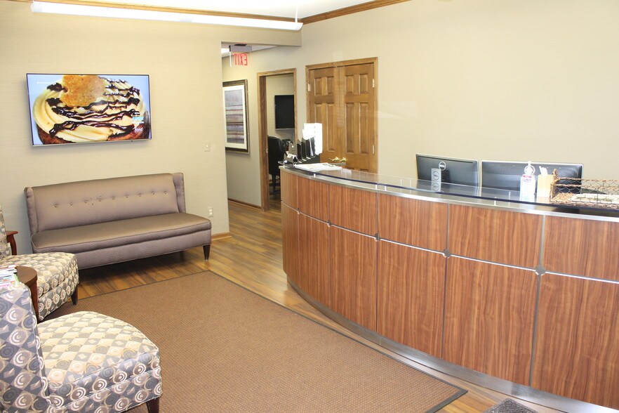 More Photos Of 421-425 Williamsburg Dr, Geneva Medical For Lease