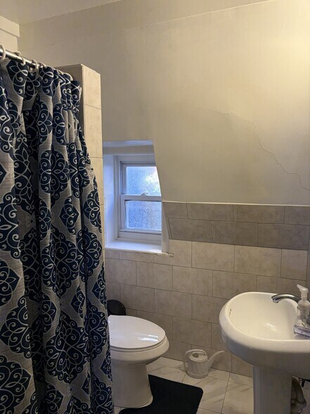 More Photos Of 8 Runnemede Ave, Lansdowne Apartments For Sale