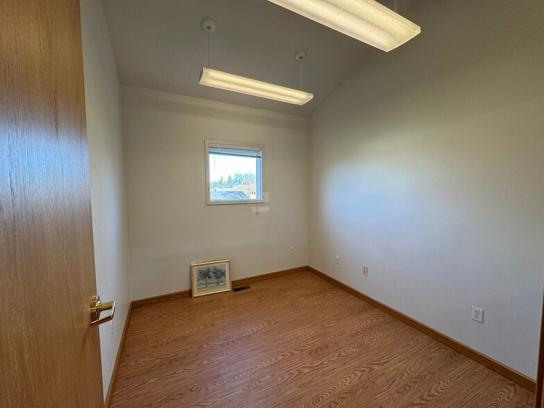 More Photos Of 301 W Blackburn Rd, Mount Vernon Office For Lease