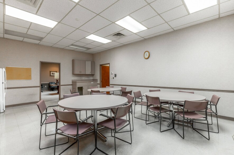 More Photos Of 1012 Riverfront Pkwy, Chattanooga Office For Sale
